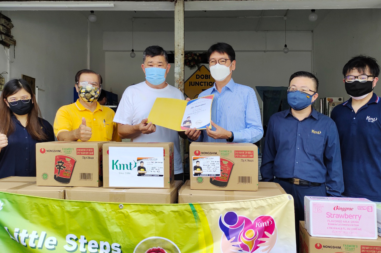2021 Sep – KMT donating food and necessities to the needy communities through Uncle Kentang, Mr Kuan Chee Heng